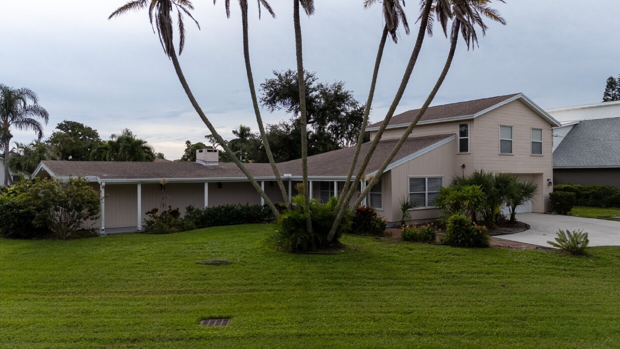 Foto principal - Spacious 5-Bed, 4-Bath Sarasota Home with ...