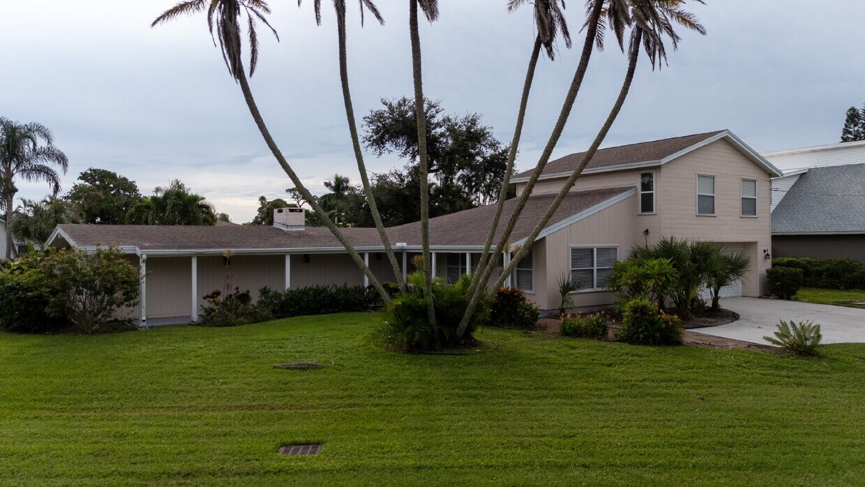Primary Photo - Spacious 5-Bed, 4-Bath Sarasota Home with ...