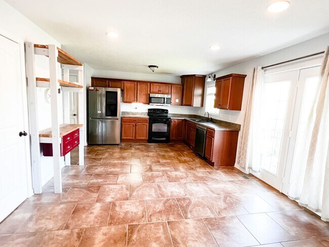 Building Photo - 3 Bedroom 2 Bathroom home in well establis...