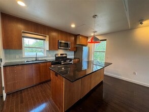 Building Photo - 1208 E 2nd St