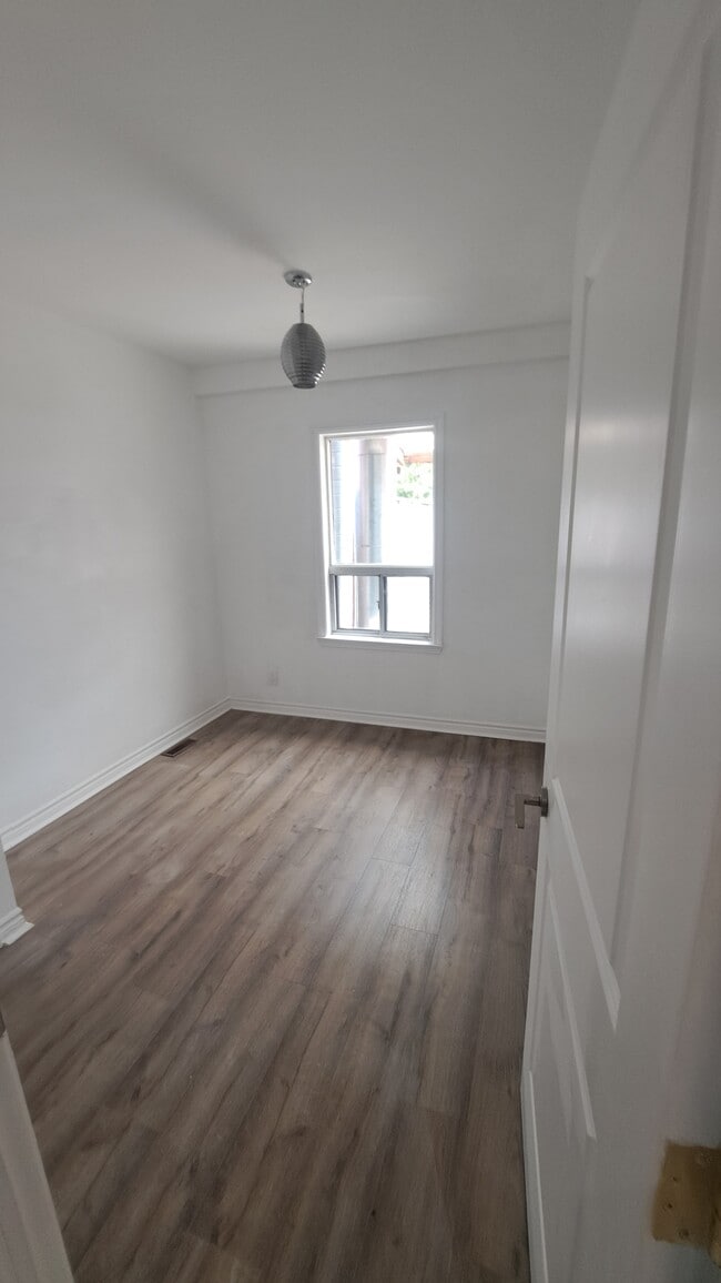 Building Photo - 318 Harbord St