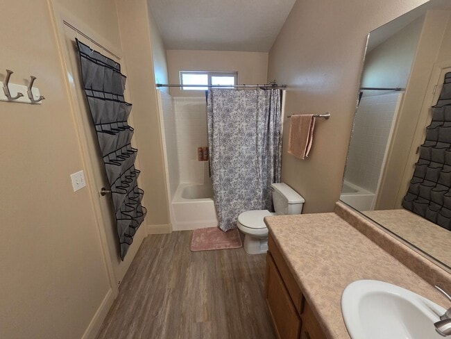 Building Photo - FURNISHED Famale Roomate Opportunity