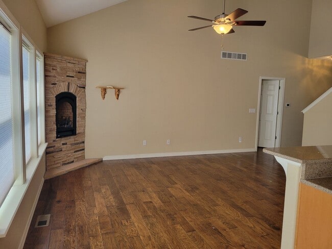 Building Photo - 4 Bed 3 Bath home with A/C and a gas fireplace, Available 5/8! - MileStone Real Estate Services