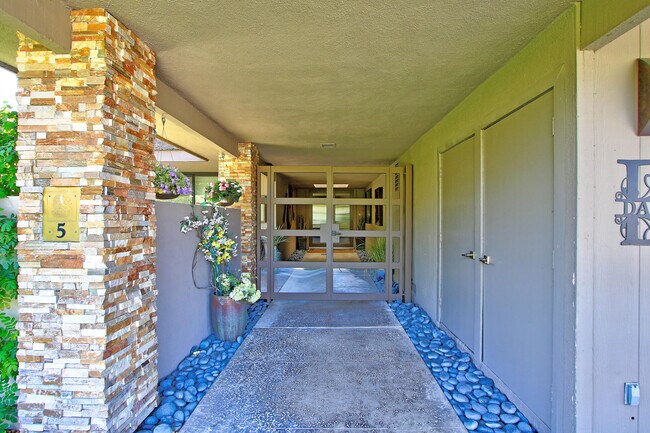 Building Photo - 5 Furman Ct