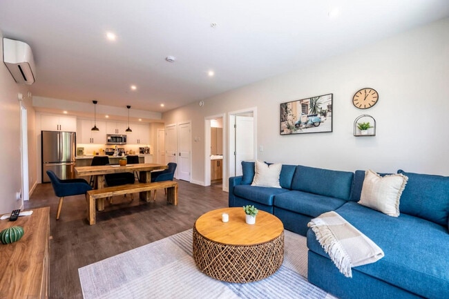 Building Photo - 901-907 7 St N