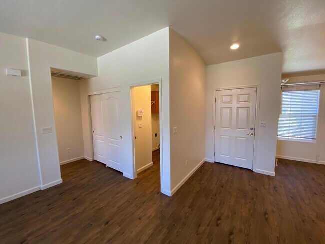 Foto del edificio - SW Visalia Home coming soon!!