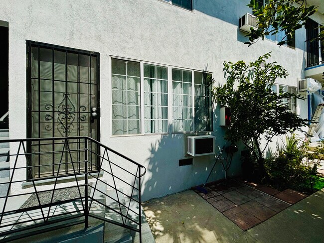 Foto del edificio - 1138 N Berendo St