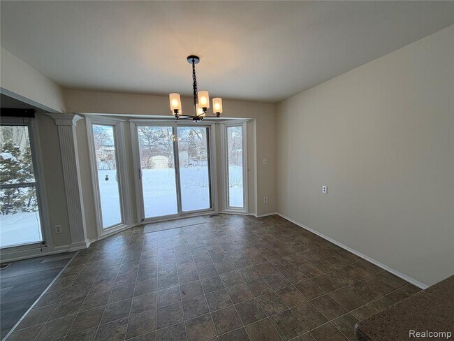 Building Photo - 48 Webb Ave