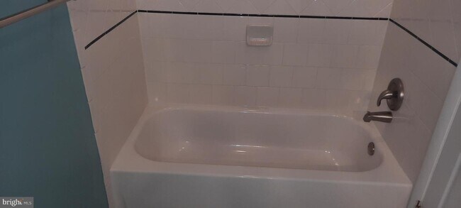 Building Photo - 24 Coachlight Ct