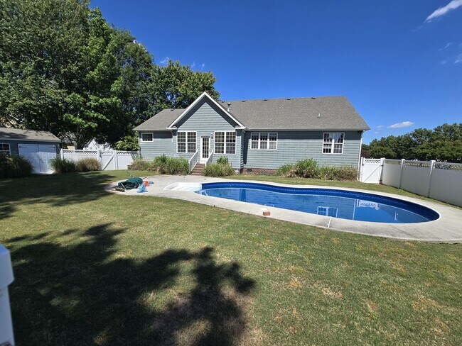 Foto del edificio - 3 Bed, 2 Bath in Waterfront Community of Rivers Edge in Currituck w/ Built-in Pool
