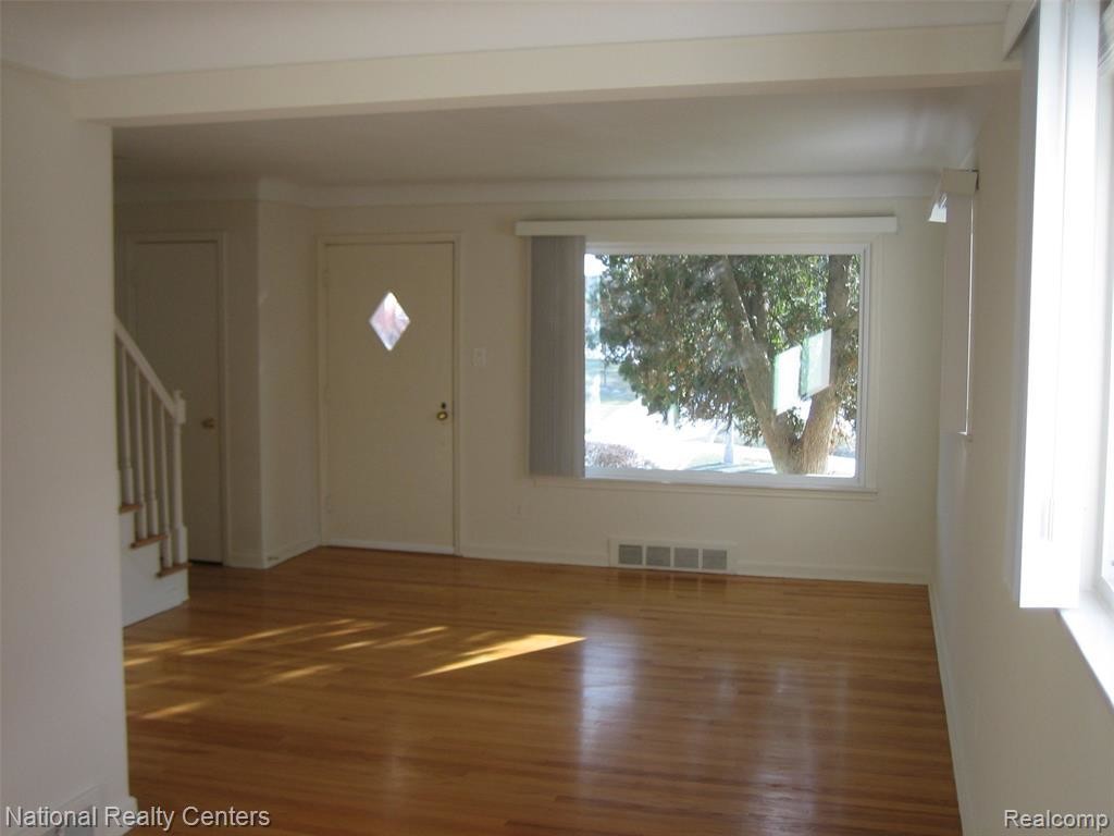 Primary Photo - 2057 E Maple Rd