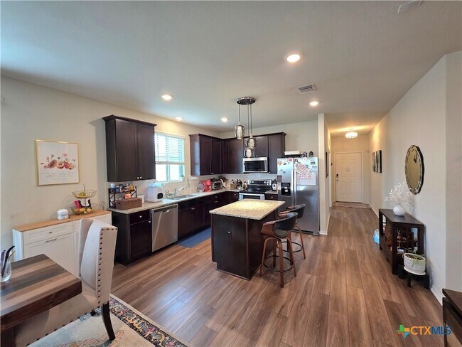 Foto del edificio - 350 Bedford Falls Ln