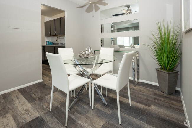 1BR, 1BA - 704SF - Kitchen - Park West
