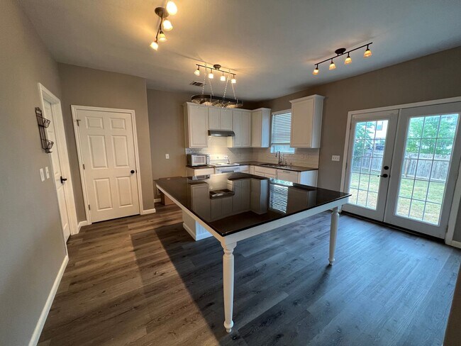 Foto del edificio - BEAUTIFUL 4 BEDROOM 2.5 BATH NEAR RANDOLPH...