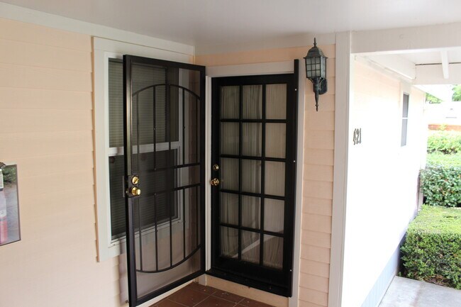 Foto del edificio - 417-421 Normal Ave