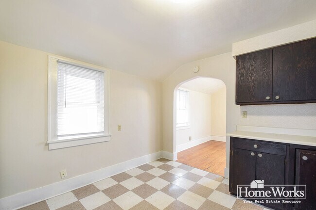 Building Photo - 1122 W 7th St