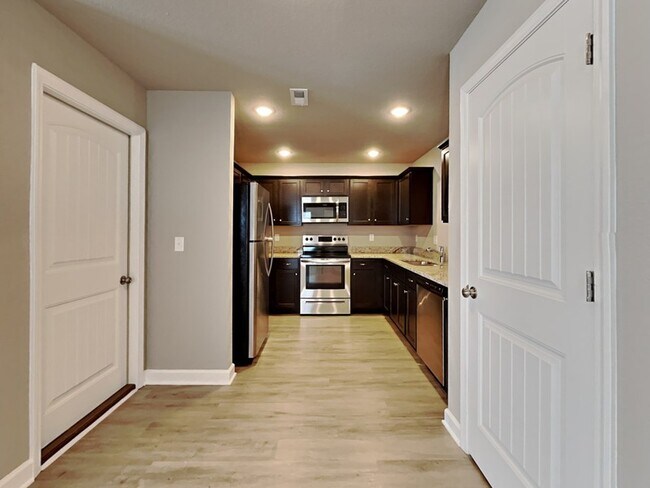 Building Photo - 207 SW Sunflower St