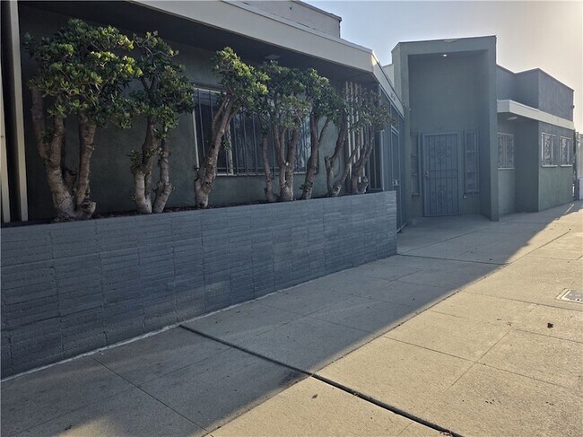 Foto del edificio - 5448 Pomona Blvd