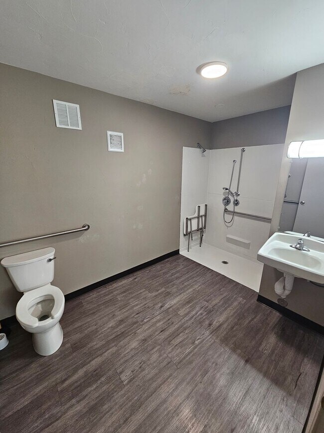Building Photo - Remodeled Studio Apartments Near Memorial ...