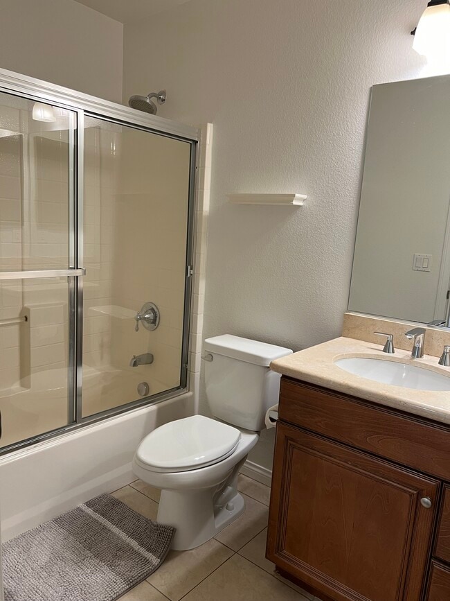 Shared bathroom - 829 Sequoia Cir