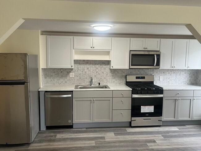 Kitchen - Updated - Eat In - 697-1 Islington St