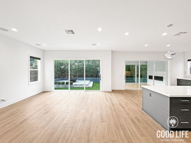 Foto del edificio - Luxury 5-Bedroom Home with Walk-In Closets, Modern Kitchen & Community Pool