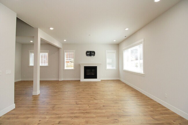 Building Photo - 16576 SW Sunshine Coast St