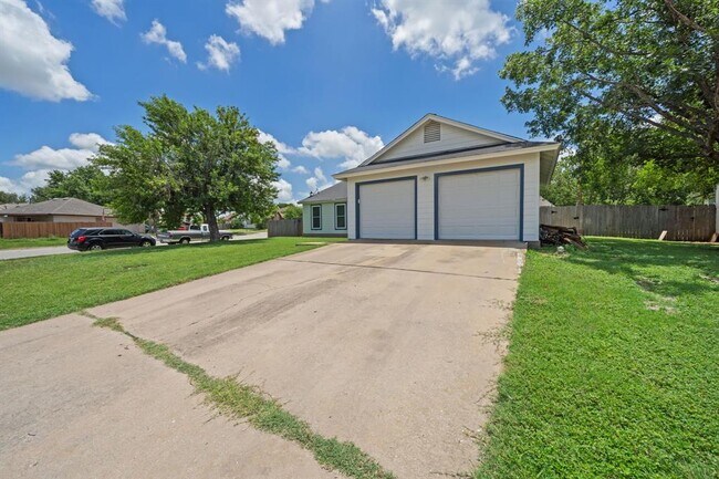Building Photo - 513 Texas Ave