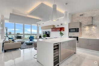 Building Photo - 2020 N Bayshore Dr