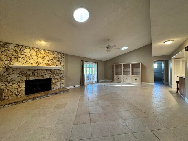 Building Photo - 3/2 in Pelican Bay