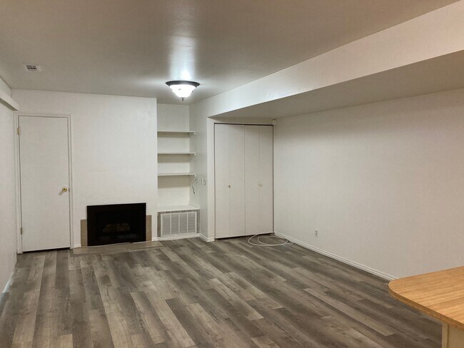 Building Photo - 1660 Woodland Dr