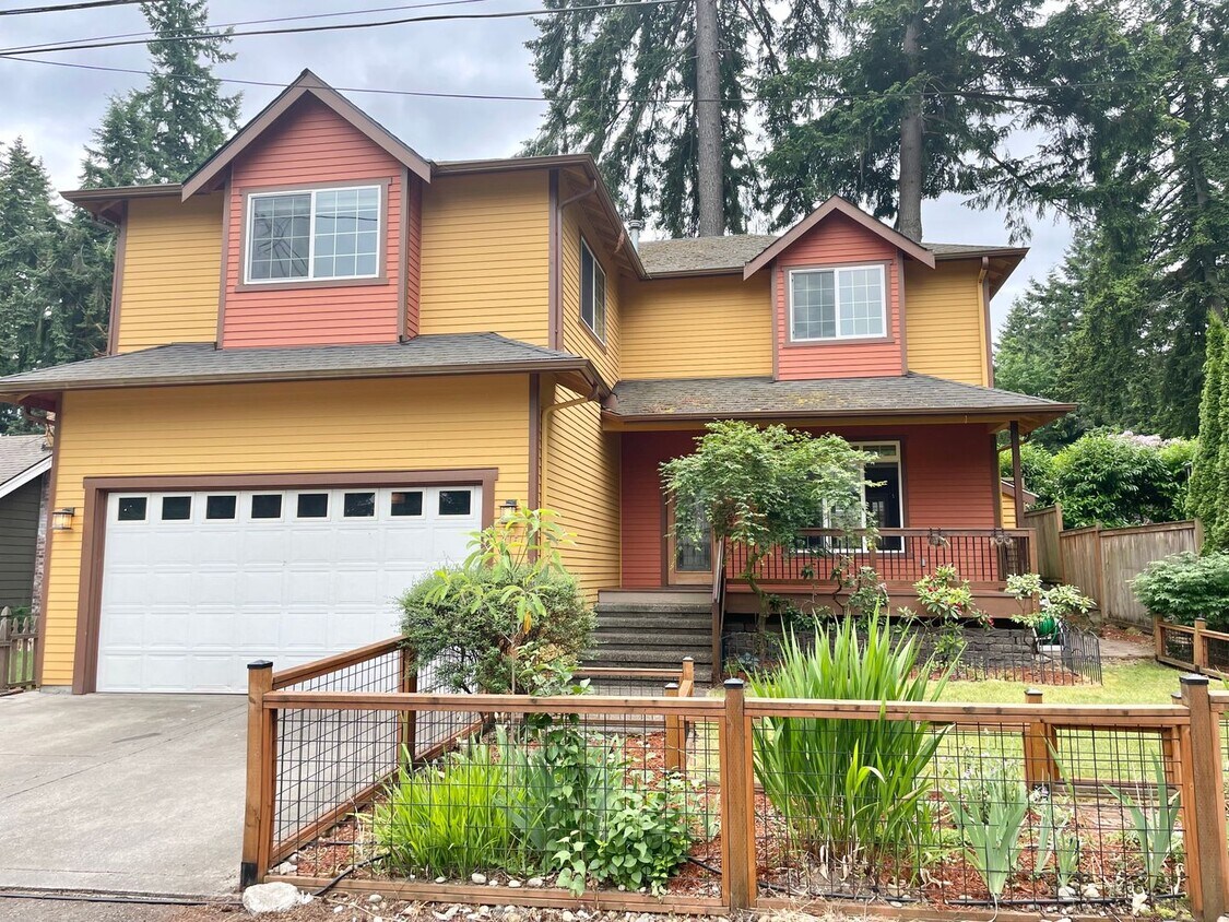 Primary Photo - 4 Bedroom Shoreline Home...
