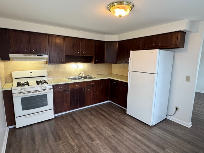 Building Photo - 654-654 W Main St