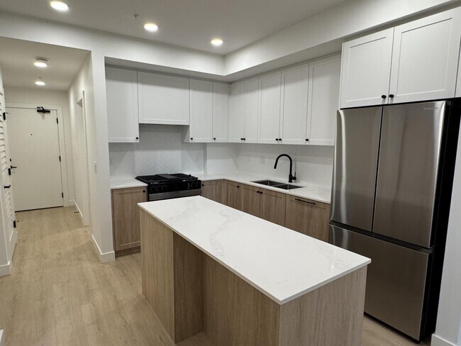 Building Photo - 19911-19976 502