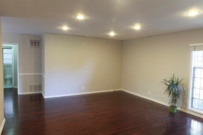 Recessed/Dimmable Lights - 1911 N Las Palmas Ave