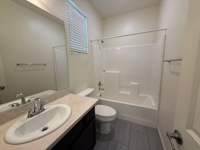 Foto del edificio - 24122 Village Cir Dr