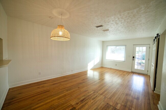 Sala de estar - 1202 Hibiscus St