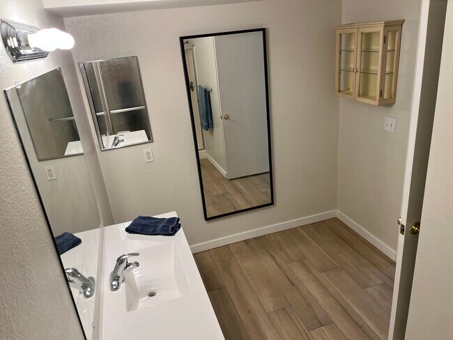 Foto del edificio - 517 W Duke Dr