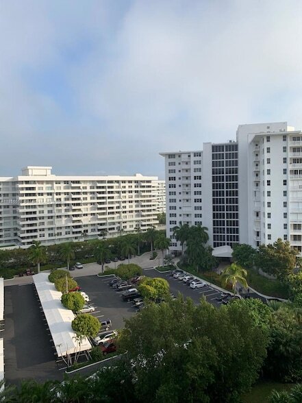 Foto del edificio - 251 Crandon Blvd