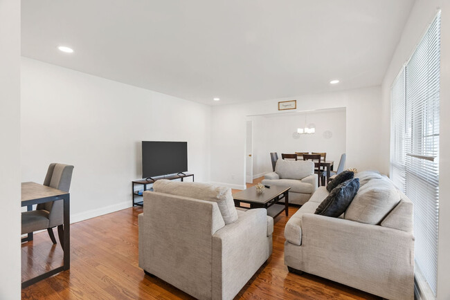 Building Photo - 5382 Kings Park Dr