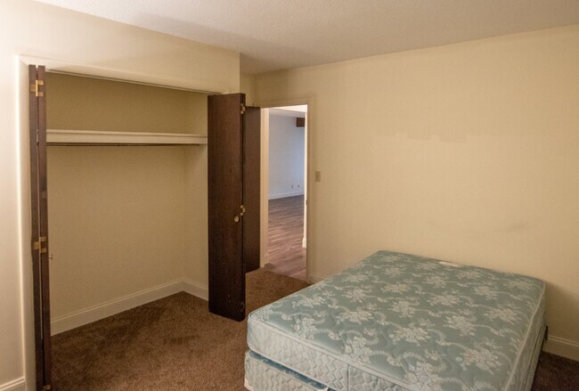 Building Photo - Cozy 1-Bedroom Multiplex Apartment in Coffeyville, KS with Modern Amenities!