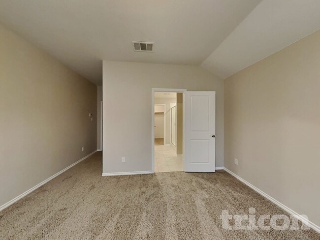 Foto del edificio - 3323 Hawkins Dr