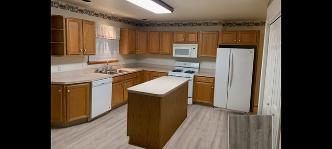 Kitchen - 6909 Campbell Blvd