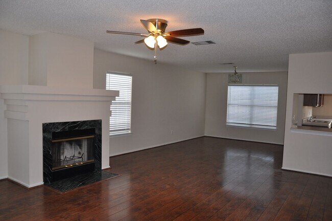 Building Photo - 3 Bedroom 2.5 Bath in Carriage Hills