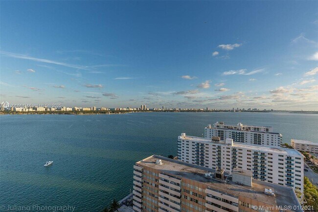 Foto del edificio - 7601 E Treasure Dr
