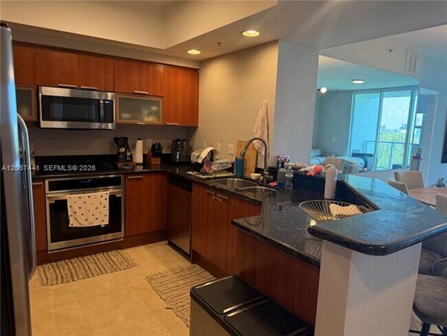 Foto del edificio - 15051 Royal Oaks Ln