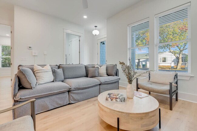 Foto del edificio - 223 E Lakeshore Dr