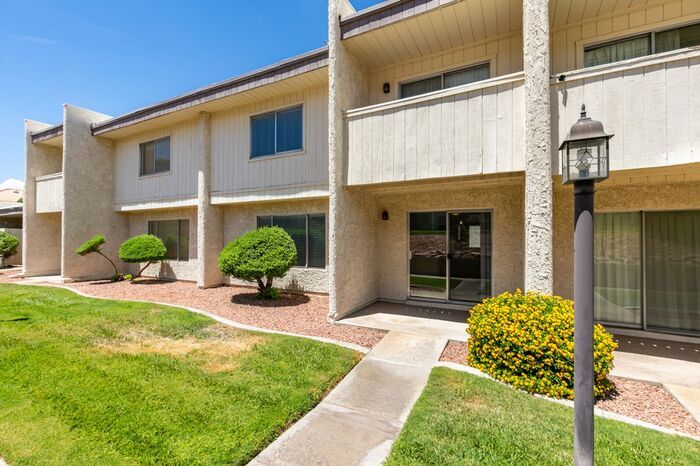 Primary Photo - 2 bedroom 2 story townhouse near Horizon D...