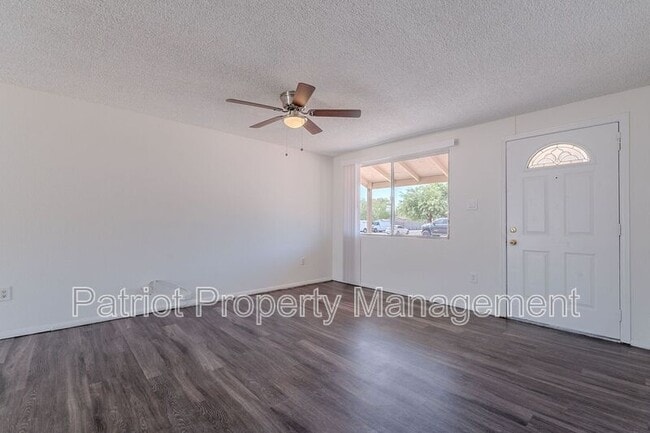 Building Photo - 1609 W Voltaire Ave