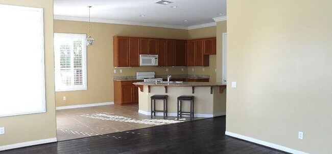 Foto del edificio - Lovely 5 Bed/3 Bath Home At Chapman Heights Community!